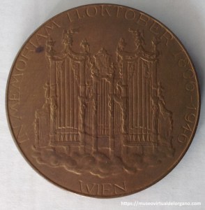 Medalla Anton Bruckner, conmemorativa de los cincuenta años de su fallecimiento el 11 de octubre de 1896 en Viena. En el reverso de la medalla aparece el órgano de la Abadía de San Florian. Medalla en bronce, autor Hoffmann, ca 1946 [reverso]
