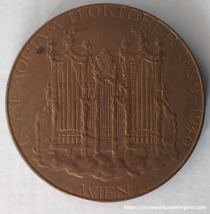 Medalla Anton Bruckner, conmemorativa de los cincuenta años de su fallecimiento el 11 de octubre de 1896 en Viena. En el reverso de la medalla aparece el órgano de la Abadía de San Florian. Medalla en bronce, autor Hoffmann, ca 1946 [reverso]