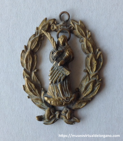 Medalla de Santa Cecilia portando un órgano, en el reverso inscripción del Orfeón de Santa Cecilia, medalla en bronce, ca. 1890–1930 [anverso]