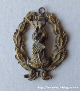 Medalla de Santa Cecilia portando un órgano, en el reverso inscripción del Orfeón de Santa Cecilia, medalla en bronce, ca. 1890–1930 [anverso]