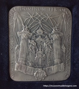 Medalla conmemorativa del 250º aniversario del órgano construido por Michael Engler, iglesia de San Mauricio, Olomouc, República Checa, ca. 1995 [anverso]