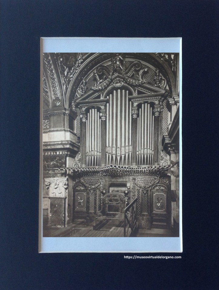 Órgano capilla del Palacio Real. Madrid. LLADÓ, L., España: la riqueza artística del Palacio Nacional, Barcelona: Talleres de huecograbado Santiago Mumbrú, 1935.