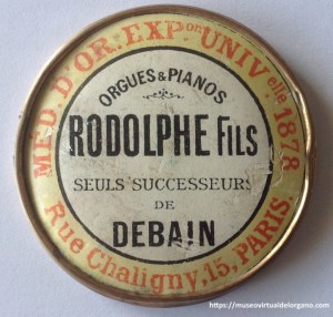 Placa ORGUES & PIANOS RODOLPHE FILS, seuls successeurs de DEBAIN. Rue Chaligny, 15, Paris. MÉD. D'OR EXP. UNIVelle 1878, ca. 1885