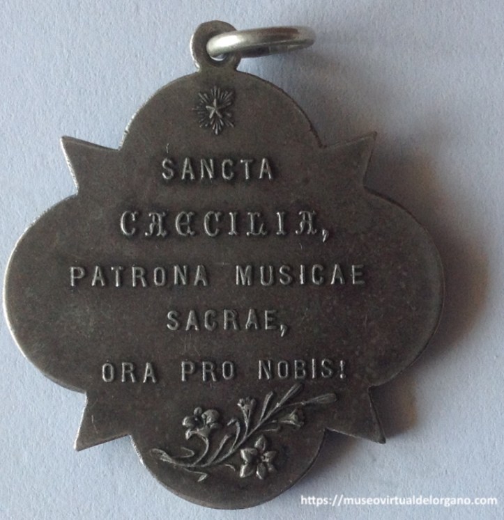 Medalla de Santa Cecilia, el reverso lleva la inscripción latina: Sancta Caecilia, Patrona Musicae Sacrae, Ora Pro Nobis, medalla en plata, Alemania, ca. 1900–1925 [reverso]