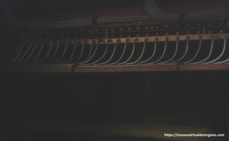 Detalle transmisión neumático-tubular del órgano Juan Dourte, iglesia del colegio Divina Pastora. Madrid. Fotografía José Luis García Blanco, 2026