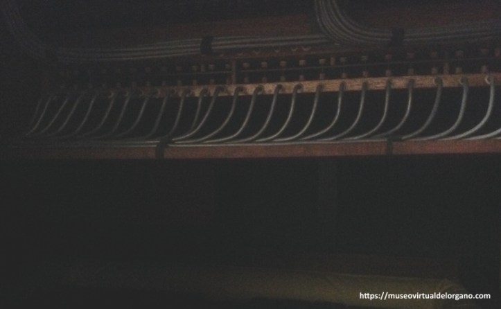 Detalle transmisión neumático-tubular del órgano Juan Dourte, iglesia del colegio Divina Pastora. Madrid. Fotografía José Luis García Blanco, 2026