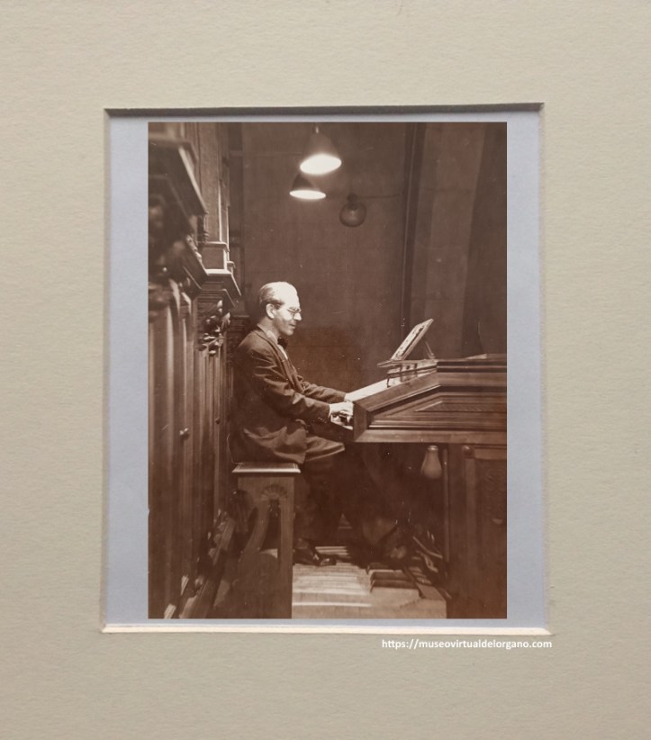 Organista Nadal Puig i Busquets tocando el órgano de la Capilla del Santísimo de la Basílica de la Purísima Concepción, Barcelona. Fotografía M. Mateo Collino, Barcelona, 1947. Título Concepció. Capella del Santíssim, decembre, 1947.
