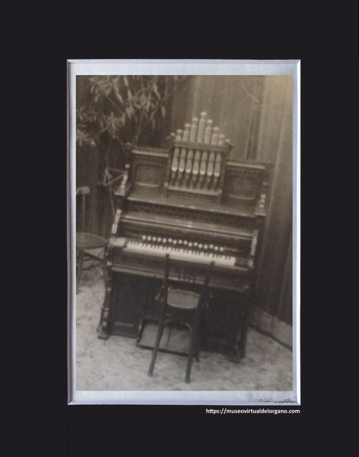 Harmonium Centro de Cultura de la Basílica de la Purísima Concepción. Barcelona, 1945. Homenatge al Mestre Robert Goberna 22 d´abril de 1945 en el Centre de Cultura de la Parròquia de la Puríssima Concepció [detalle]. Fotógrafo José Millán, Paseo de Gracia, 48, Barcelona. Fotógrafo oficial de la Parroquia de la Purísima Concepción de Barcelona. Cliché nº 84 Folio 11.