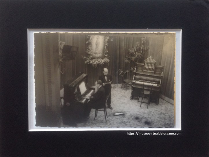 Homenatge al Mestre Robert Goberna 22 d´abril de 1945 en el Centre de Cultura de la Parròquia de la Puríssima Concepció. El organista Nadal Puig i Busquets tocando el piano. Fotógrafo José Millán, Paseo de Gracia, 48, Barcelona. Fotógrafo oficial de la Parroquia de la Purísima Concepción de Barcelona. Cliché nº 84 Folio 11.